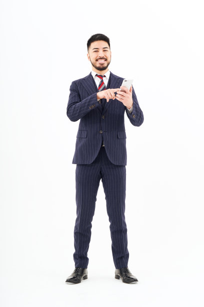 一个西装革履的男人在操作智能手机图片下载