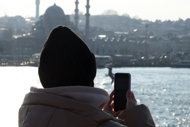 一名女子用手机拍摄博斯普鲁斯海峡的照片图片下载