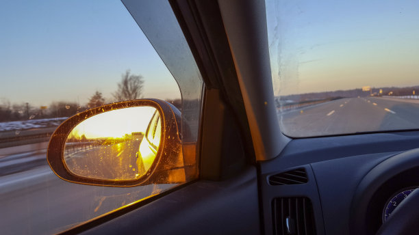冬天的夕阳在汽车外镜行驶时图片下载