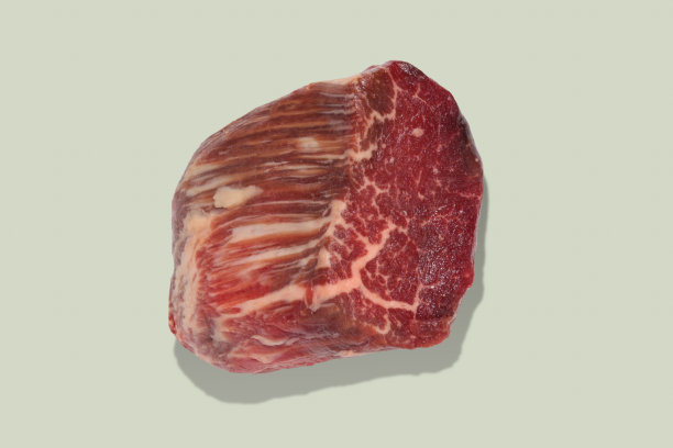 牛柳牛排在彩色背景上切肉图片下载