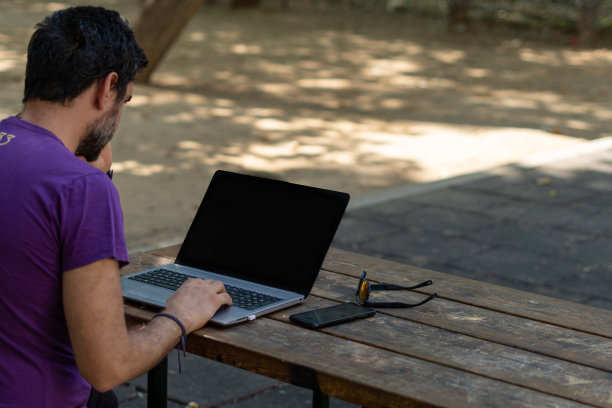 公园里有人拿着电脑图片下载