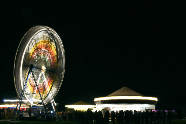 黑暗中神秘的游乐场图片下载