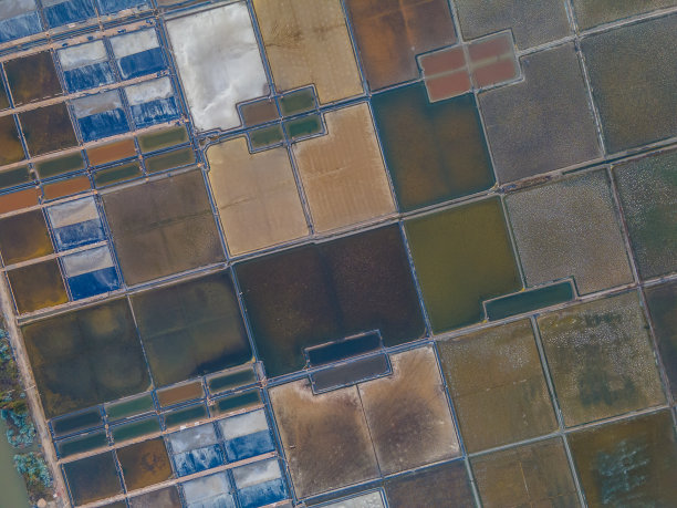 五彩缤纷的盐田鸟瞰图图片下载