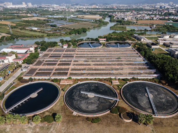 污水处理厂鸟瞰图图片下载