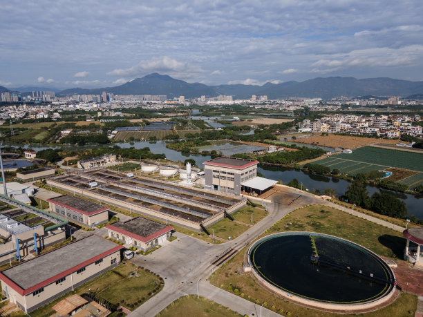 污水处理厂项目圆形污水处理池鸟瞰图图片下载
