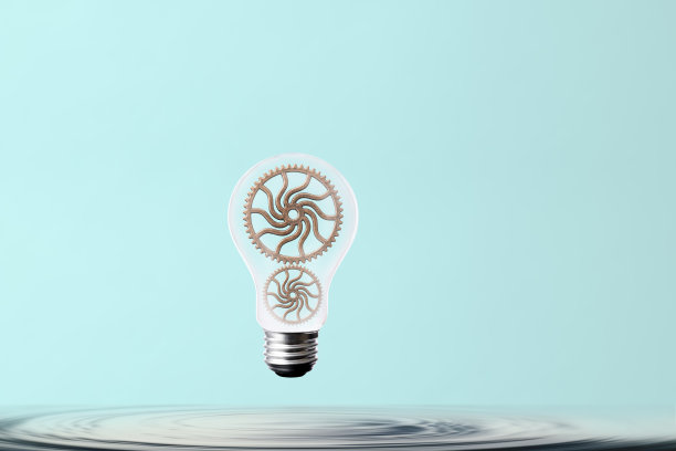 带齿轮的灯泡从水面漂浮在半空中图片下载