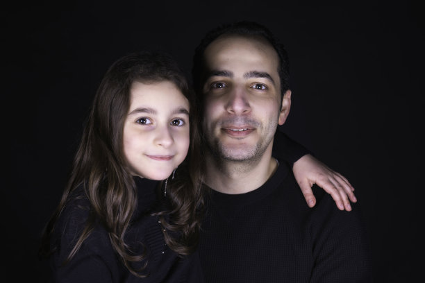 一个小女孩和她爸爸的照片图片下载