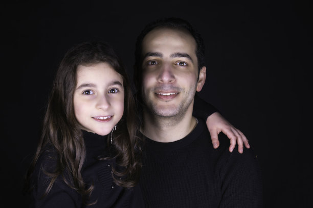 一个小女孩和她爸爸的照片图片下载