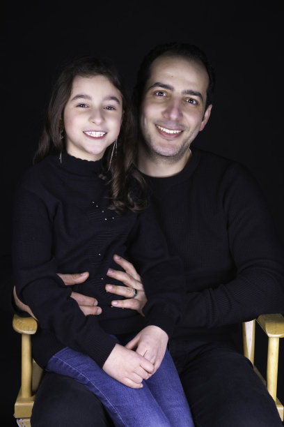 一个小女孩和她爸爸的照片图片下载