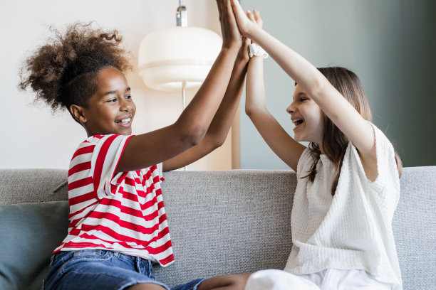 女孩们在家里玩得很开心图片下载