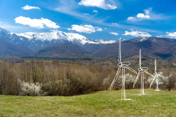 草地山坡上的风力涡轮机的图像图片下载