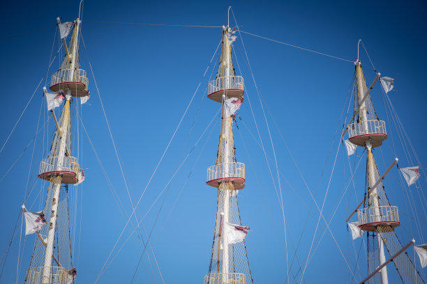 大型木制帆船的桅杆，详细的索具图片下载