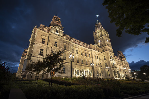 夜晚的魁北克市议会大厦图片下载