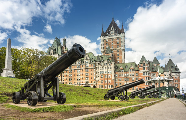 加拿大魁北克市木板路上的军用大炮图片下载