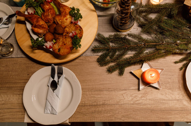 美味的烤肉，肉饼和炸奶酪球放在餐桌上图片下载