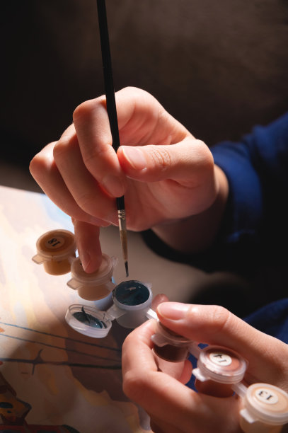 一个女艺术家的手在画布上绘画的特写。绘画工作坊，艺术教育的概念和学习用数字画画图片下载