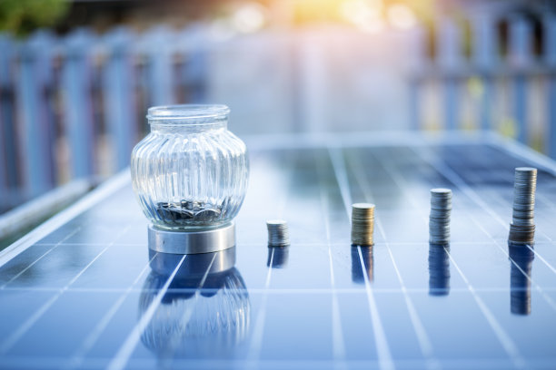 太阳能电池板上的银币电池有助于储存太阳能。然后将其用作家庭和建筑物的电力，降低成本并保护环境。有助于减少全球变暖的技术。图片下载