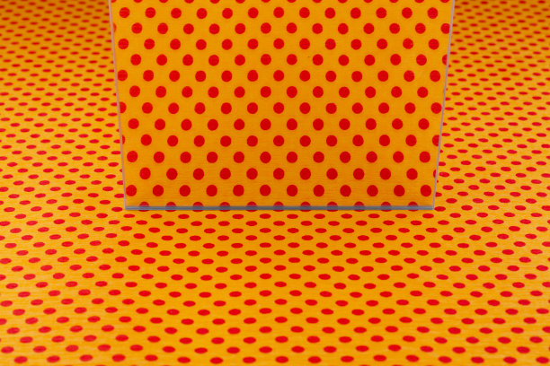 橙色圆点和镜子。图片下载