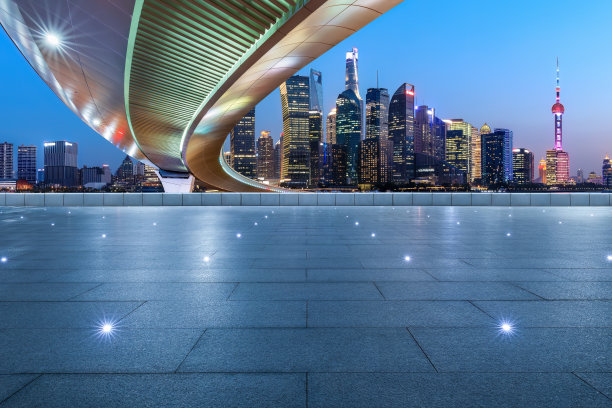 上海的沥青路桥与天际线图片下载