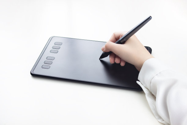 女性在白色背景的无线图形平板上写字图片下载