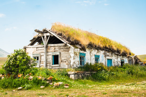 帕拉瓦尼湖边的Tambovka村的老房子。乔治亚观光藏宝图片下载
