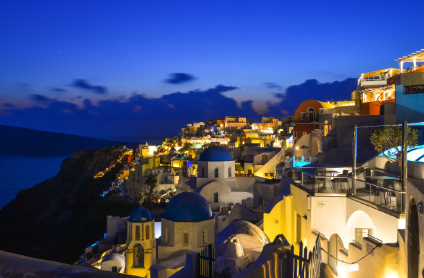希腊圣托里尼岛的夜景图片下载