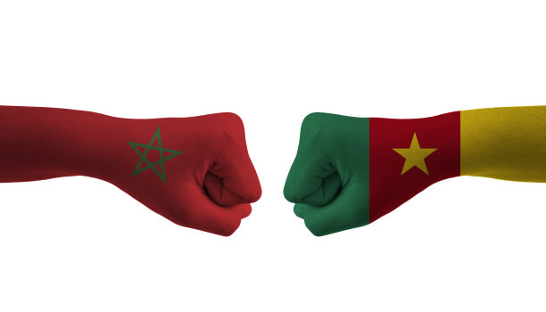 喀麦隆VS摩洛哥手旗男子手图案足球世界杯图片下载