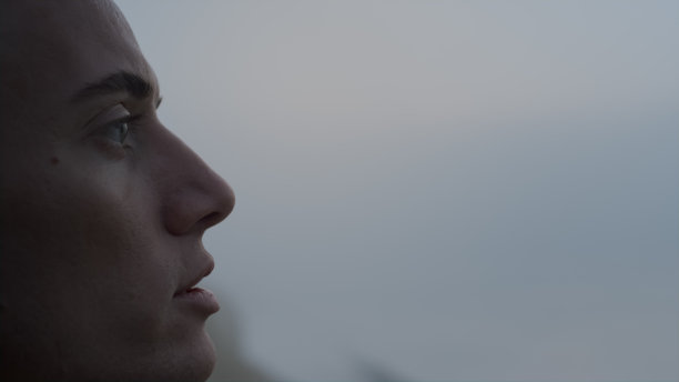 梦幻男子在日出时享受海洋景观。冷静的人自言自语图片下载