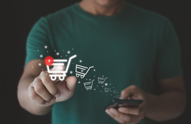 人用智能手机带网上购物，市集网站带虚拟界面的网上购物车部分联网，网上商店业务带选择购物车。电子商务。图片下载
