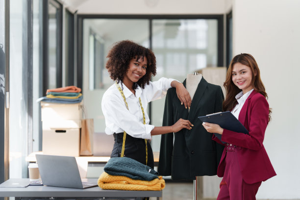 年轻的非裔美国女性时装设计师时尚的肖像和朋友在时装工作室工作。图片下载