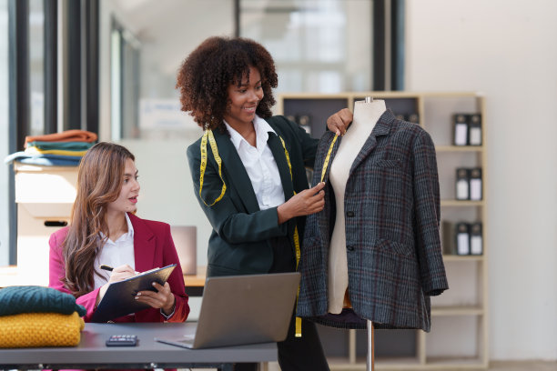 年轻的非裔美国女性时装设计师时尚的肖像和朋友在时装工作室工作。图片下载