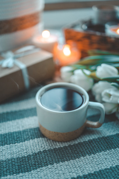 茶杯与茶的特写，郁金香和蜡烛，大气的照片图片下载
