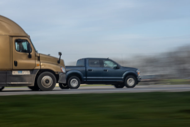 在高速公路上行驶的卡车和汽车图片下载