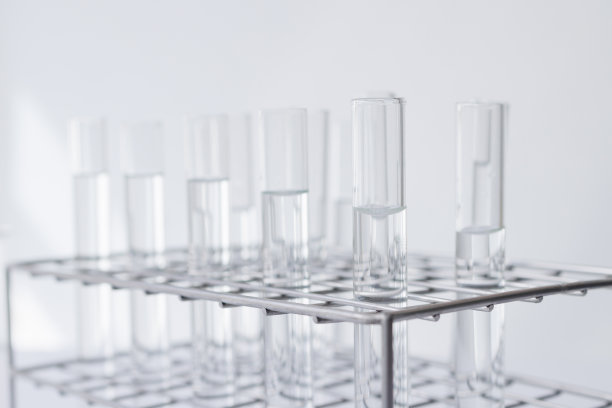 透明的物质在科学的玻璃管在不锈钢架在白色背景。理念:为教育、科研和发展提供能源流体实验室。图片下载