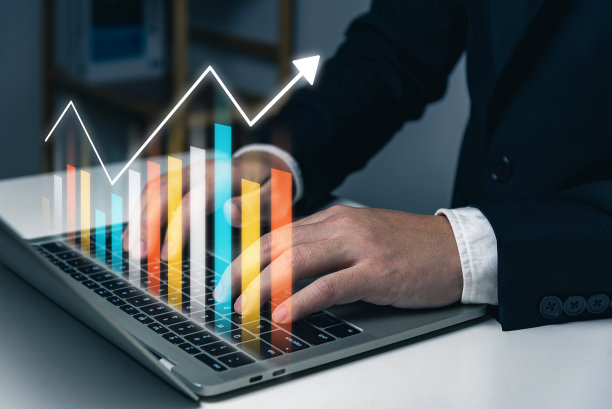 收入增长，增加收入和利润的概念，商人正在计算收入和投资回报率的百分比，财务，收入，税收，股票市场，图表。图片下载
