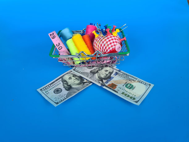 很多各种颜色的线、针、购物篮和美元图片下载