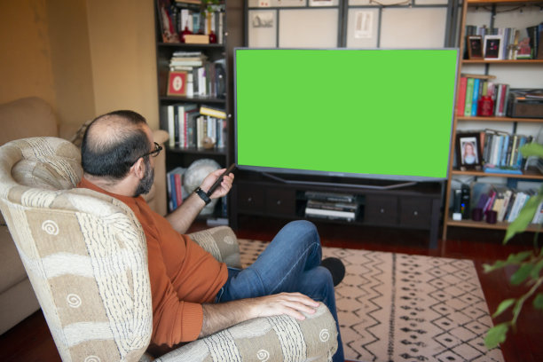 看电视的男人图片下载