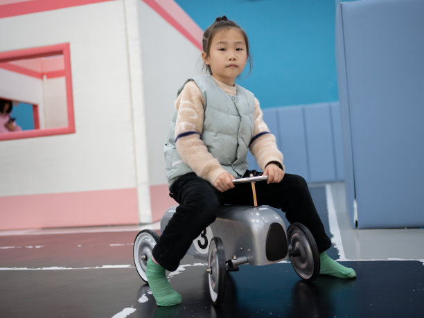 开玩具车的女孩图片下载