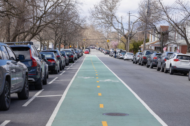 马路上的自行车道图片下载