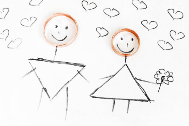 两枚婚戒放在画上，是新娘在婚礼当天画的。图片下载