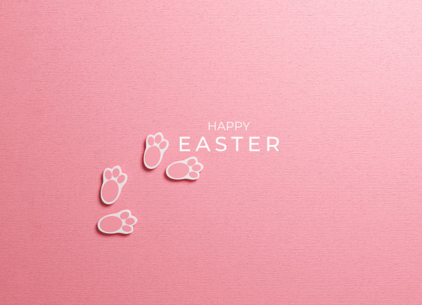 兔子爪子和快乐的复活节文字在粉红色的背景图片下载