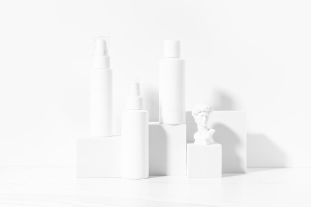 白色化妆品瓶子模型。面霜、凝胶、爽肤水、洁面乳、乳液等专业化妆品产品展示。白色背景的工作室摄影。图片下载