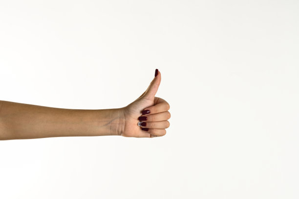 一个年轻女人的手做一个标志，白色背景。图片下载