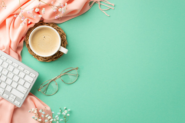 经营理念。顶部视图照片键盘杯的咖啡在藤条服务垫时尚眼镜吉思兰花和粉红色格纹在孤立的蓝绿色背景与空白图片下载