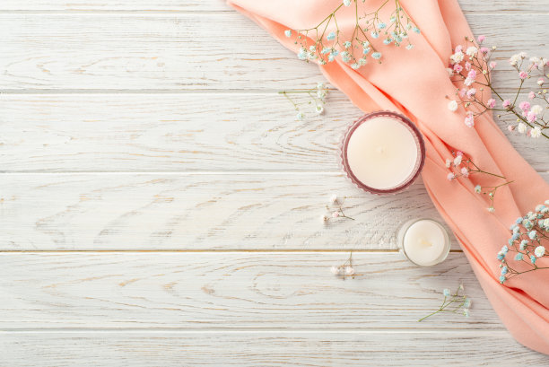 你好，春天概念。顶部视图照片的蜡烛在眼镜和粉红色围巾在灰色木桌背景与复印空间图片下载