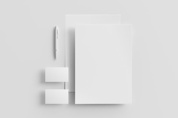 空白的公司文具集模型与办公用纸，名片和笔在白色背景。品牌模拟。图片下载