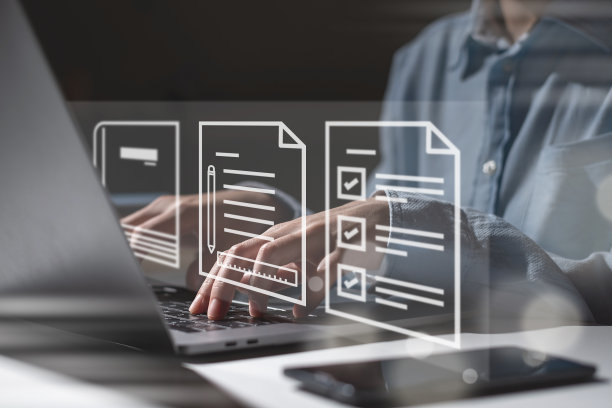 学生手中使用笔记本电脑进行在线教育和教育图标。图片下载