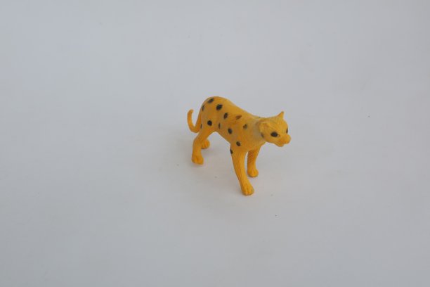 塑料制成的黄色豹子形状的玩具图片下载