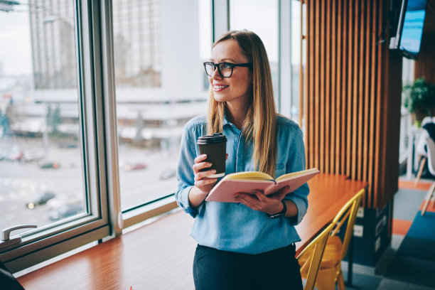 学生在食堂看书喝咖啡图片下载
