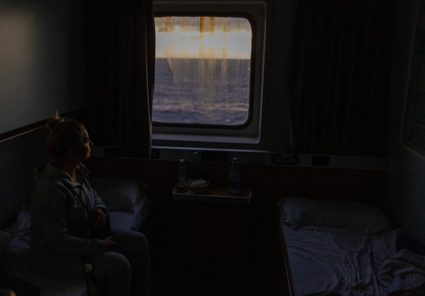 度假期间乘坐客轮旅行的女子正在看风景图片下载